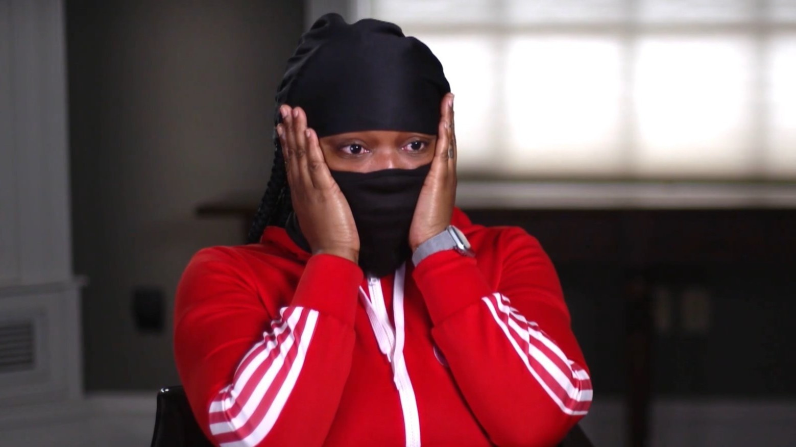 Nan nhan bi cuong hiep tap the khoi kien Facebook hinh anh