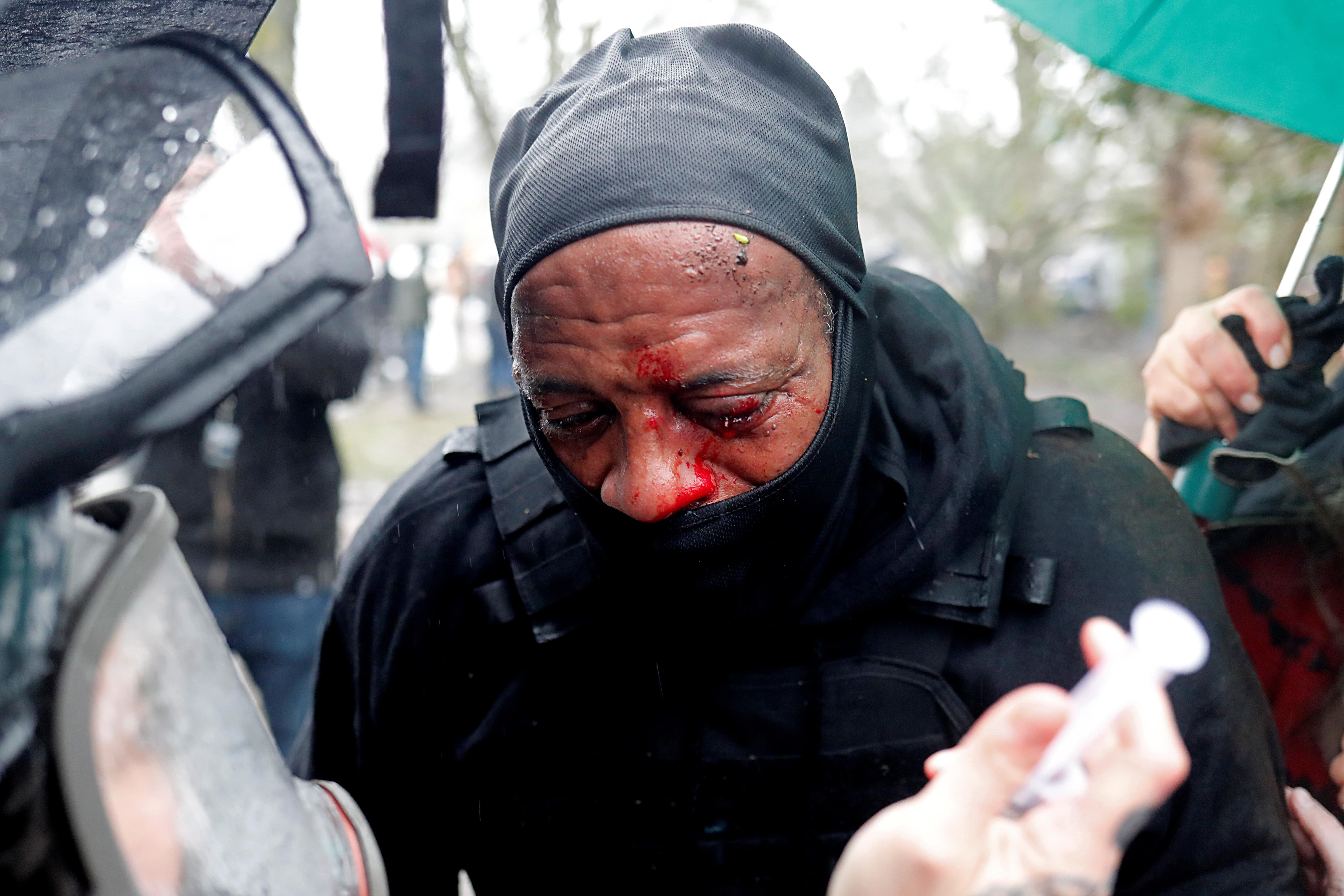 Cuu nhan vien to ong Trump phat ngon sai su that ve bao loan hinh anh