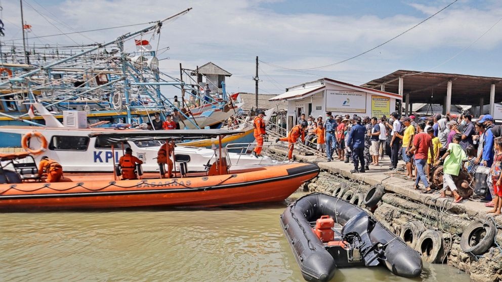 2 nguoi chet trong vu va cham tau o Indonesia hinh anh