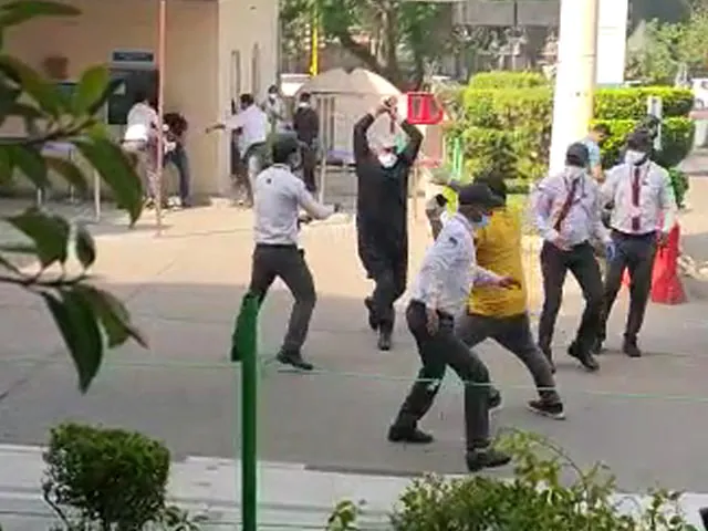 Benh nhan Covid-19 An Do tu vong, nguoi nha duoi danh bac si hinh anh