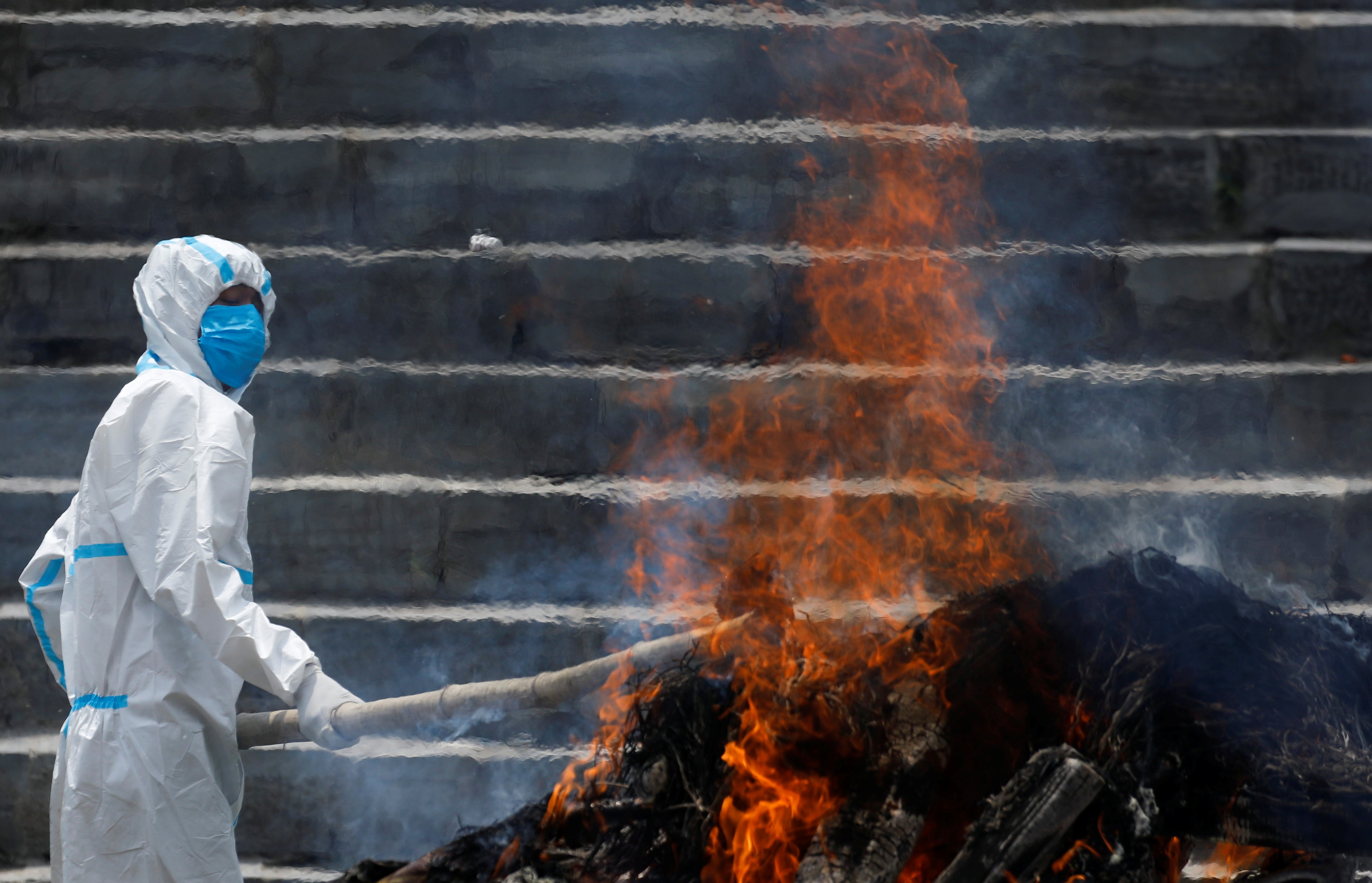 Nha hoa tang het cho, Nepal thieu nguoi chet vi Covid-19 ngoai troi hinh anh