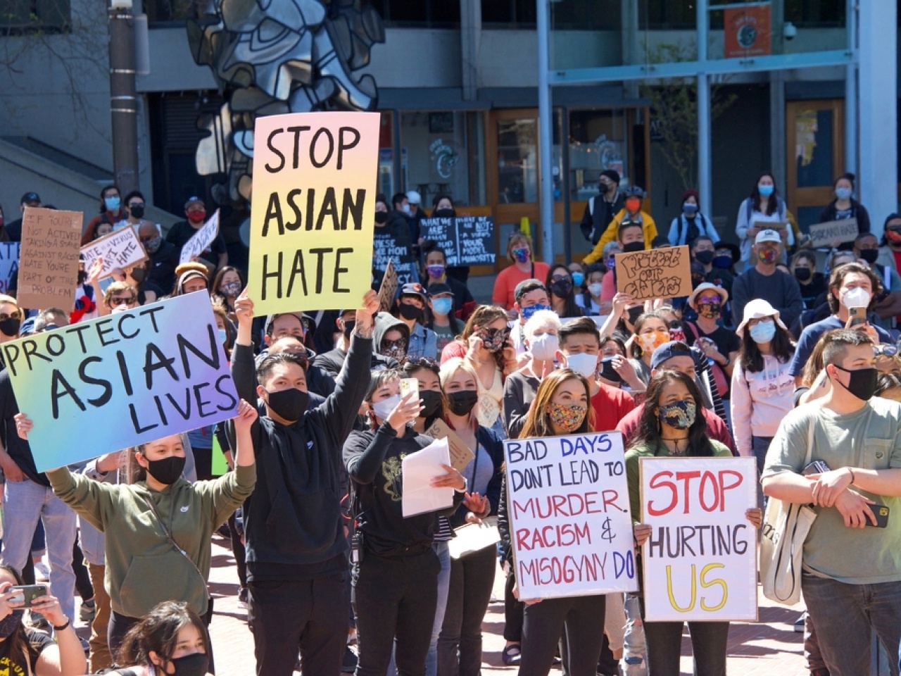 Hai phu nu goc A bi dam dao giua pho o My hinh anh