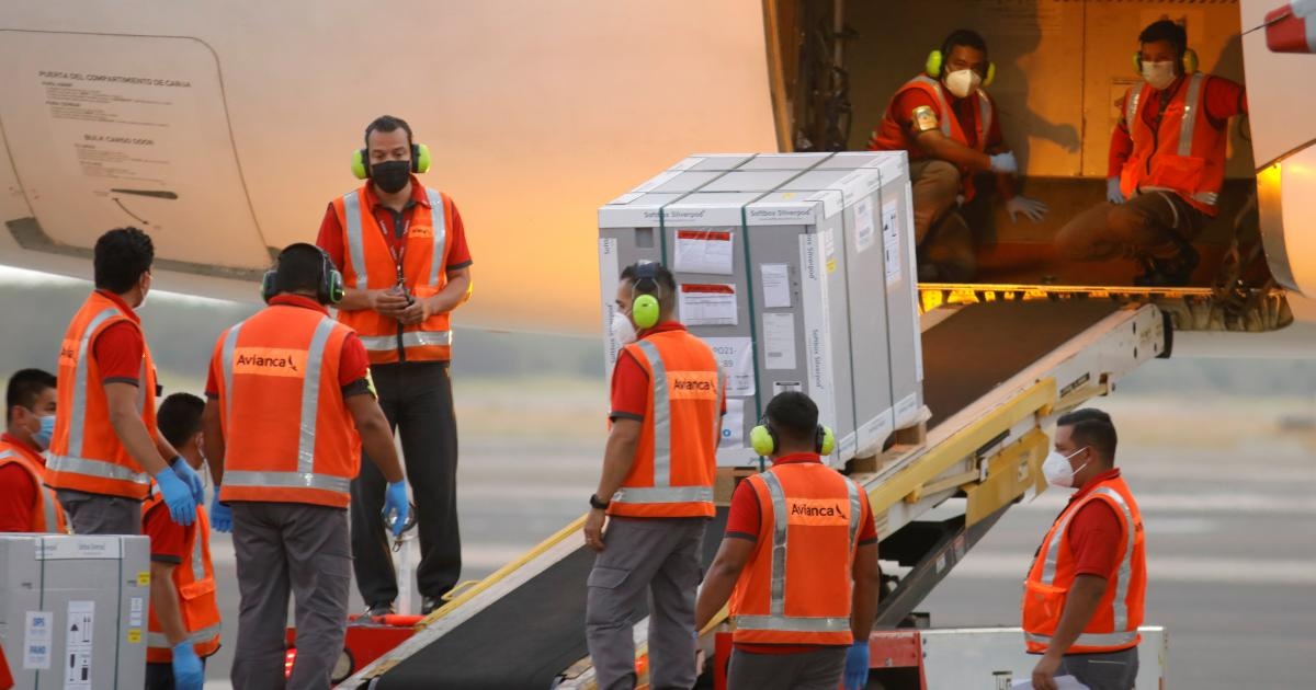 My cham van chuyen vaccine vien tro toi cac nuoc hinh anh