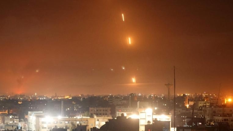 Hamas ban hon 200 ten lua vao Israel de tra dua hinh anh