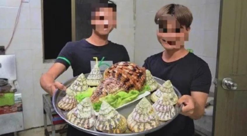 Vlogger Trung Quoc bi bat vi an thit oc tu va khong lo hinh anh