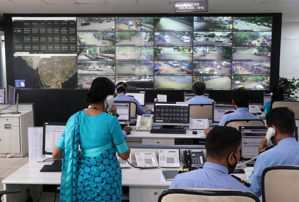 Ben trong 'phong chien su' phan ung nhanh hon virus o An Do hinh anh