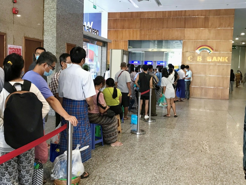 Nguoi Myanmar chat vat vi thieu tien mat hinh anh