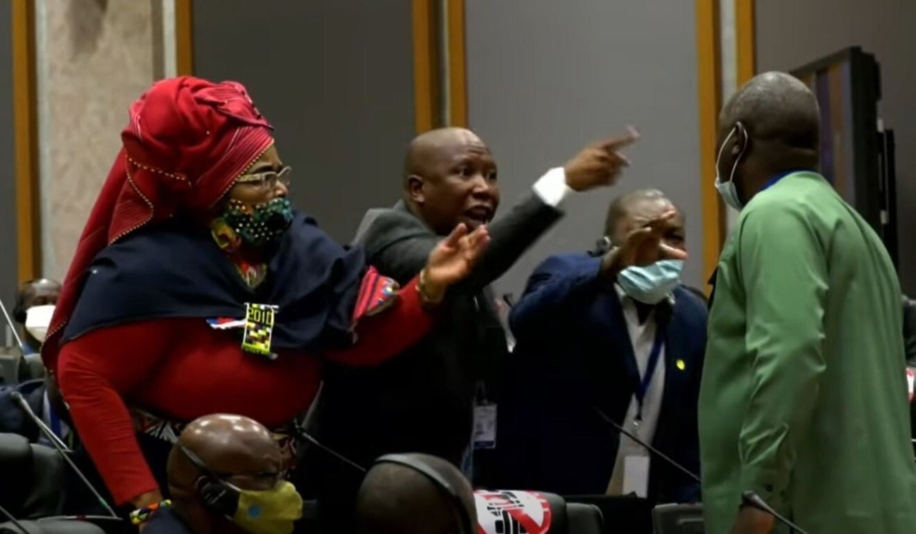 Nam nghi si tu xe ao, tung cuoc vao nu dong nghiep giua cuoc hop hinh anh