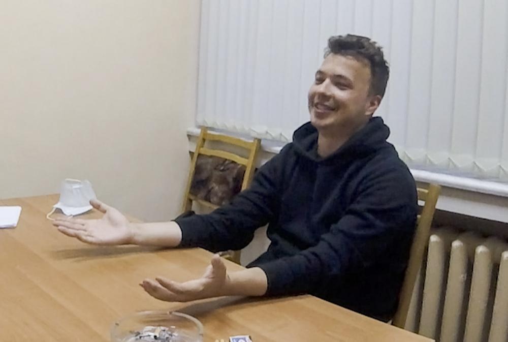 Nha bao doi lap Belarus xuat hien trong video moi hinh anh