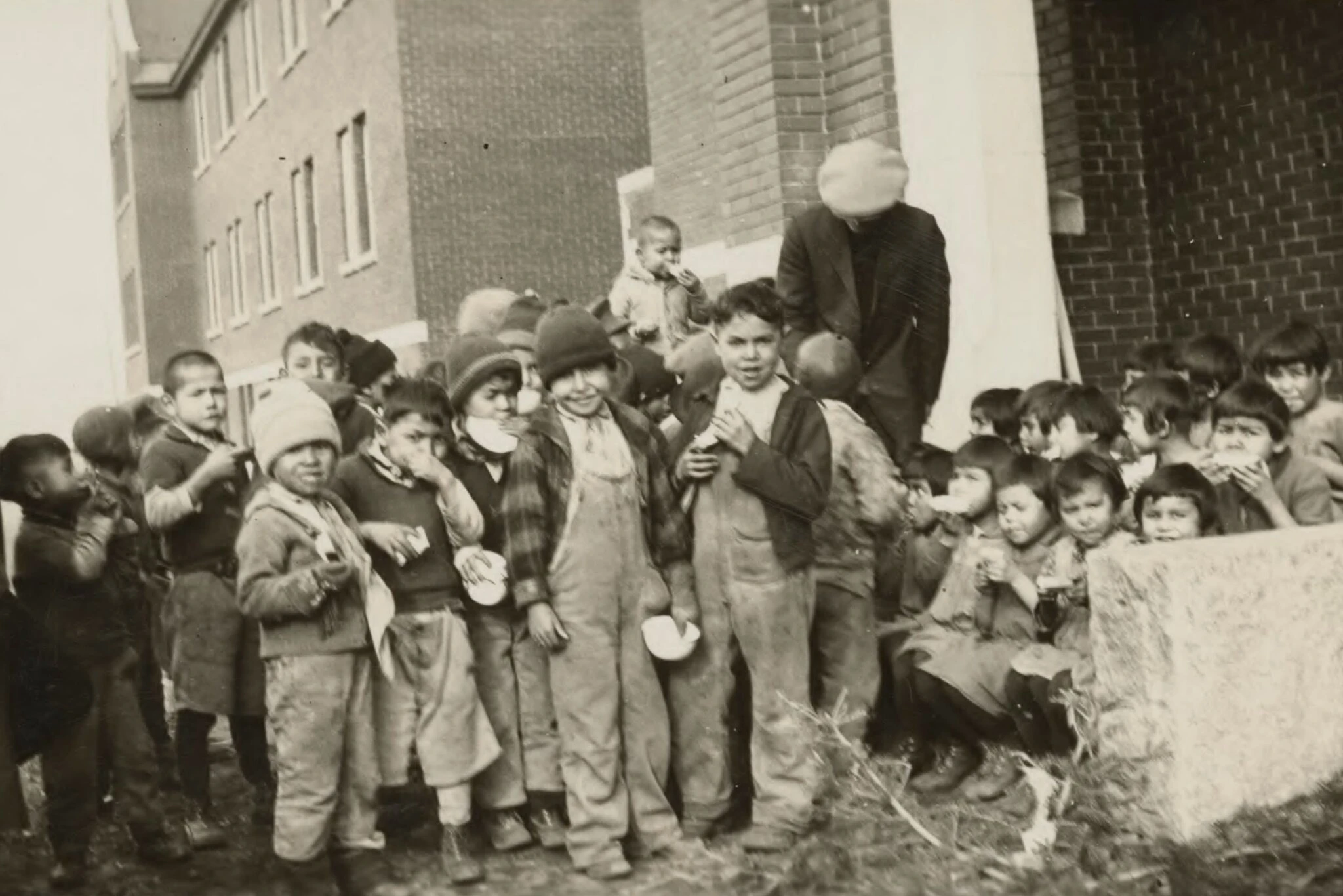 Hang nghin tre em nguoi ban dia Canada bien mat nhu the nao? hinh anh