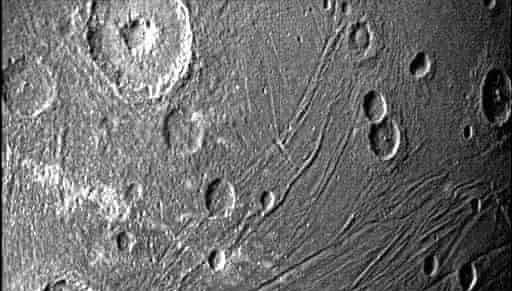 Lan dau chup duoc anh can mat trang lon nhat cua Sao Moc hinh anh