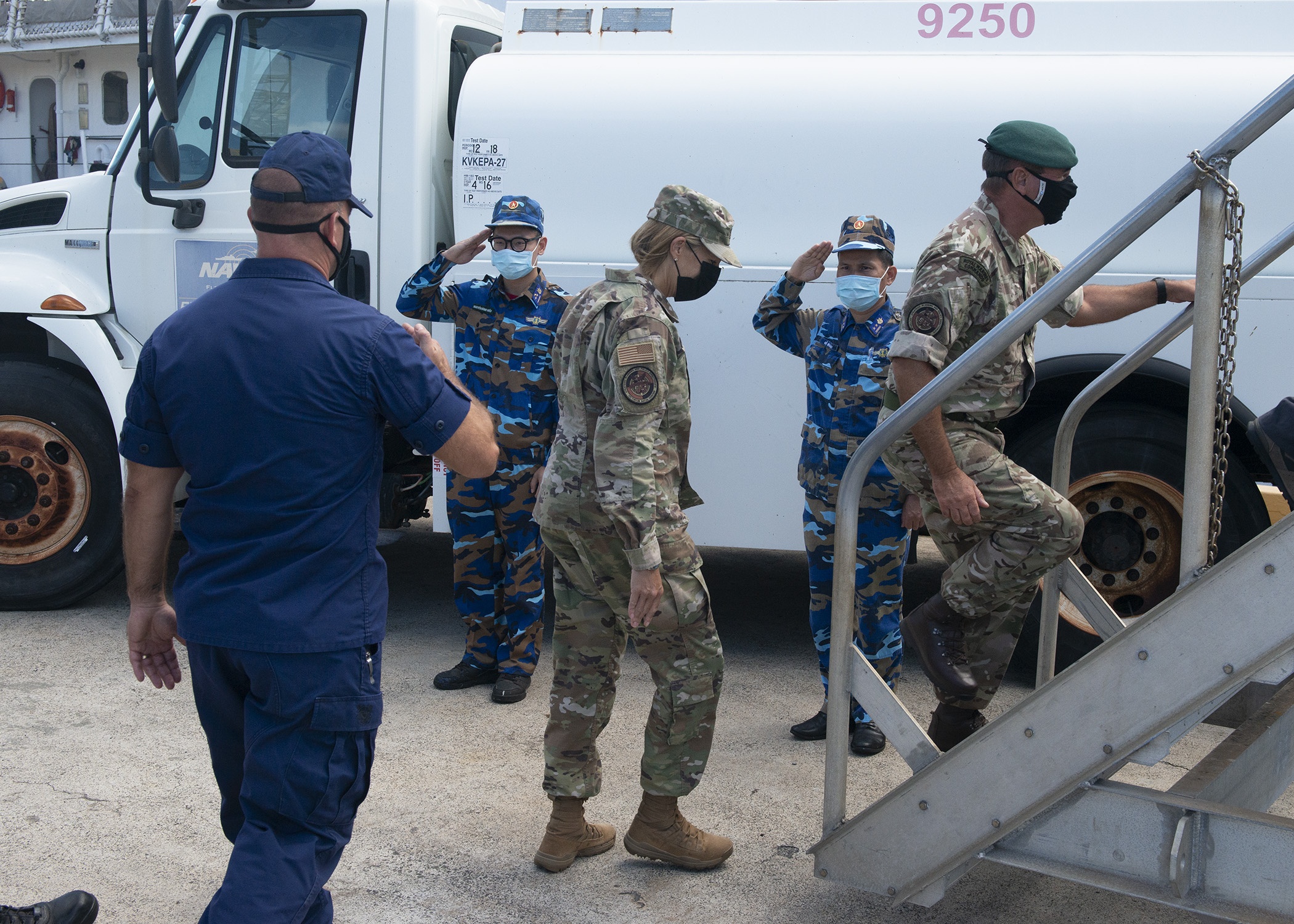 Tau canh sat bien do My vien tro Viet Nam da den Hawaii hinh anh