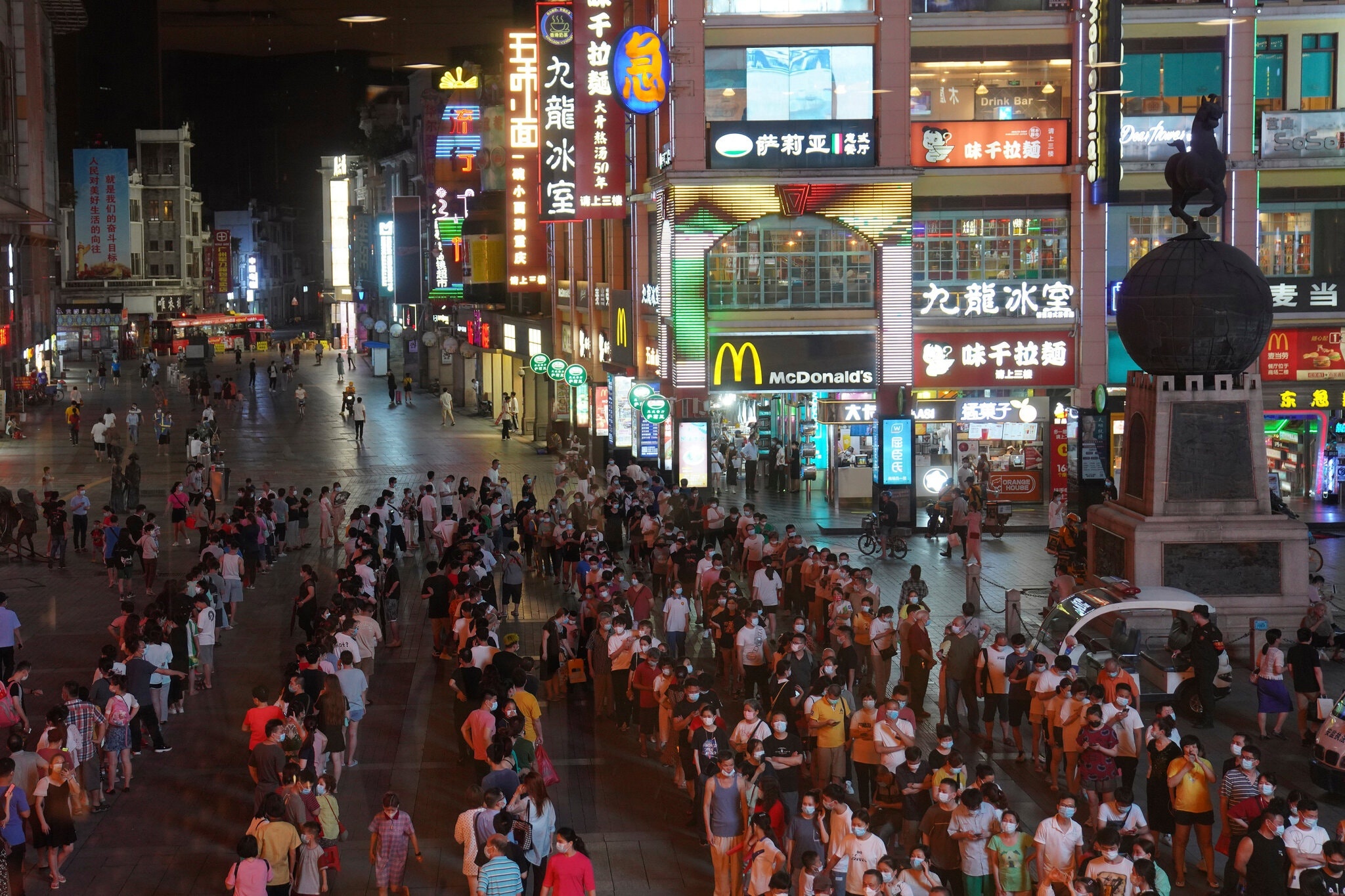 tiem vaccine Covid-19 anh 5