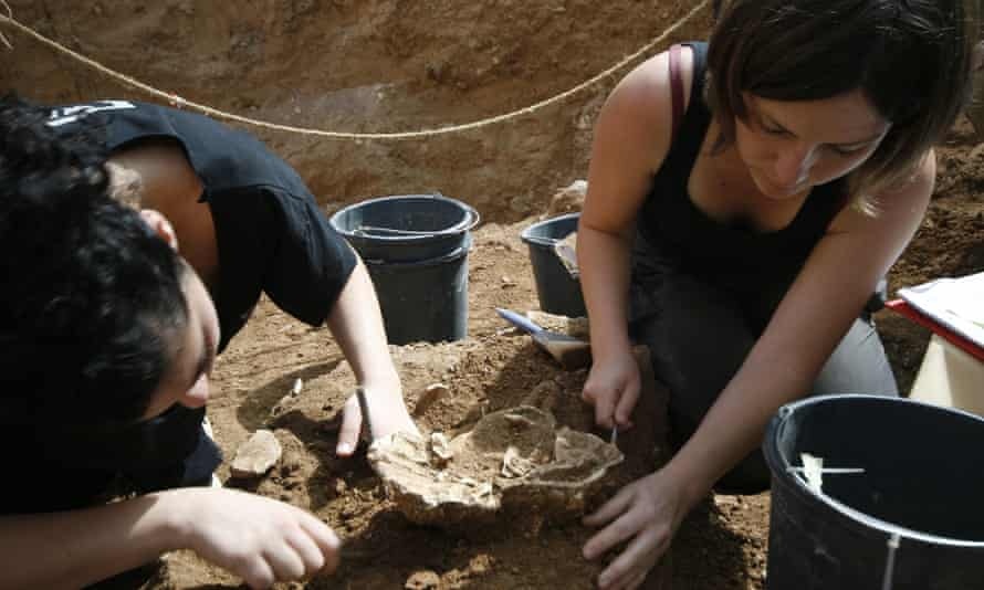 Phat hien hoa thach nhom nguoi co dai bi an tuyet chung hinh anh