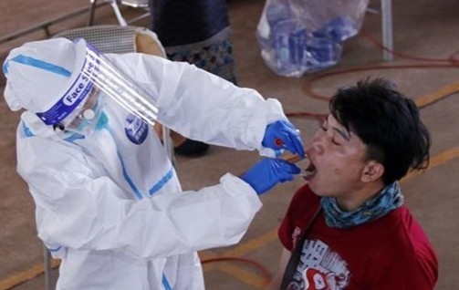 Lao keo dai lenh phong toa toan quoc them 15 ngay hinh anh