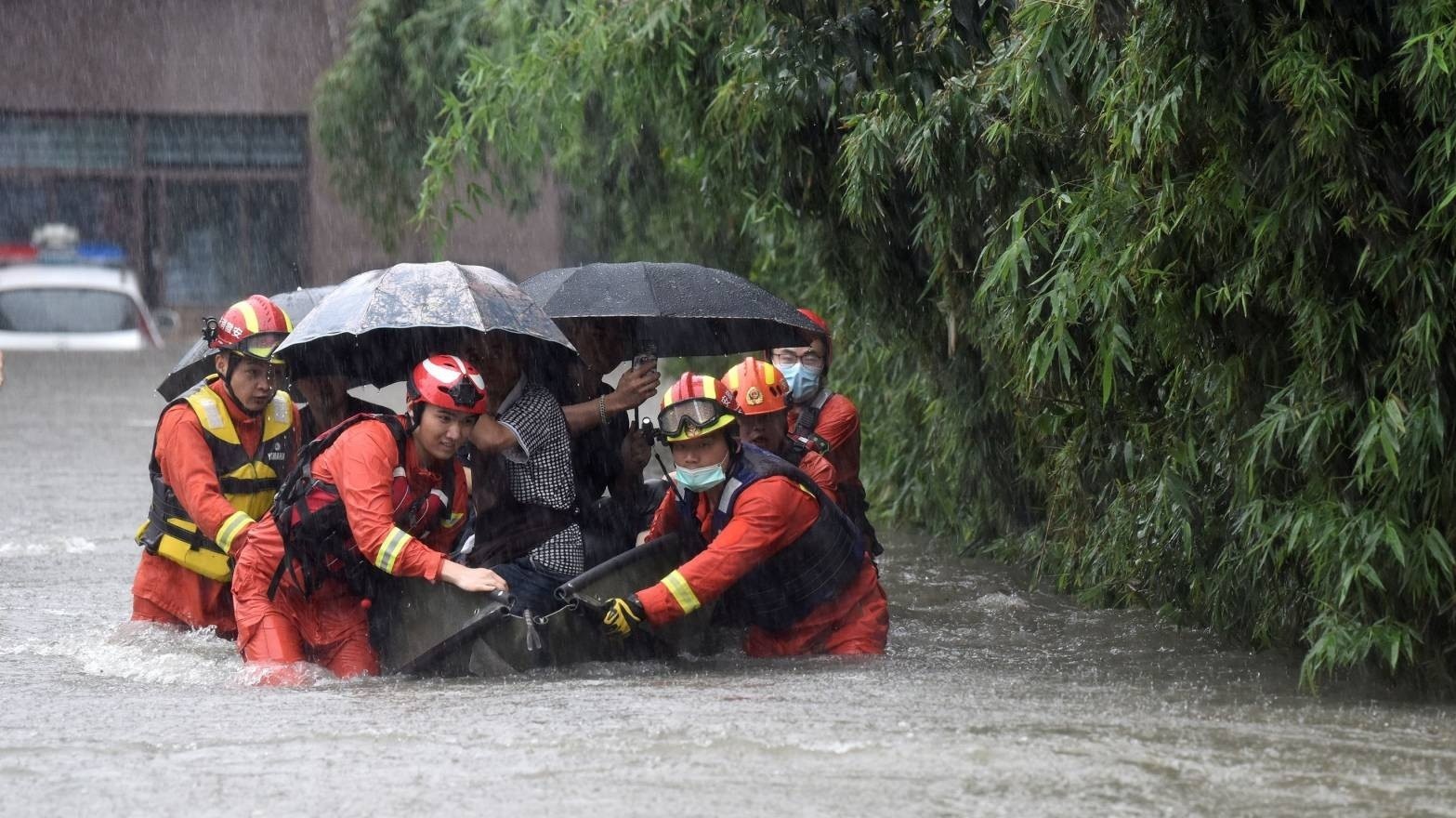 Mua lu lon tan cong Tu Xuyen hinh anh