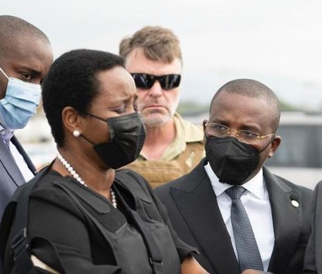 Vo co tong thong Haiti xuat hien voi ao chong dan hinh anh