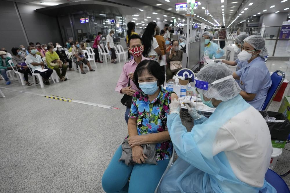 tiem vaccine Covid-19 anh 2