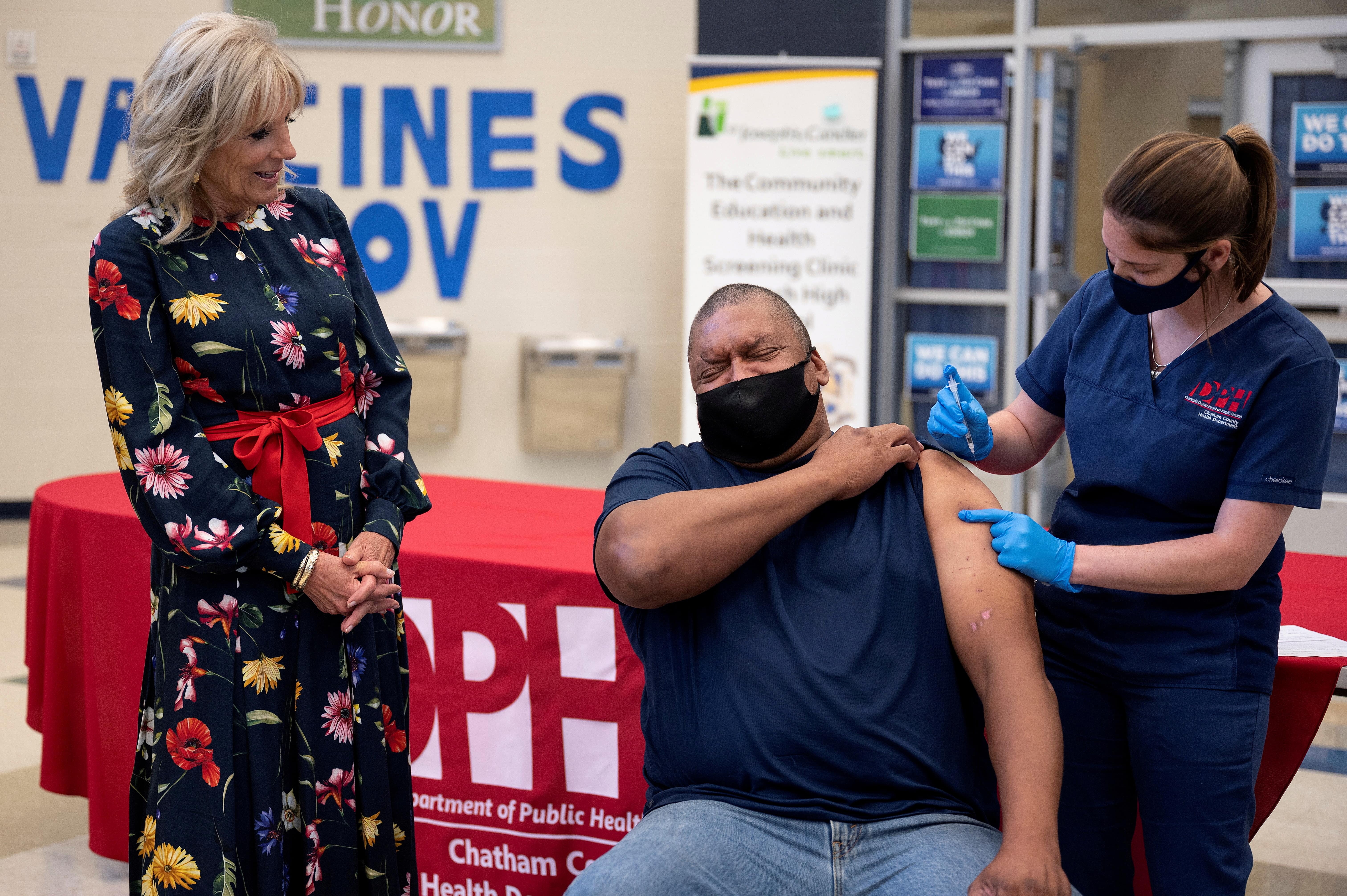 tiem vaccine Covid-19 anh 1