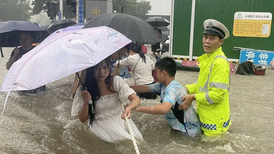 Con so ky luc ve con mua 'nghin nam co mot' o Trung Quoc hinh anh