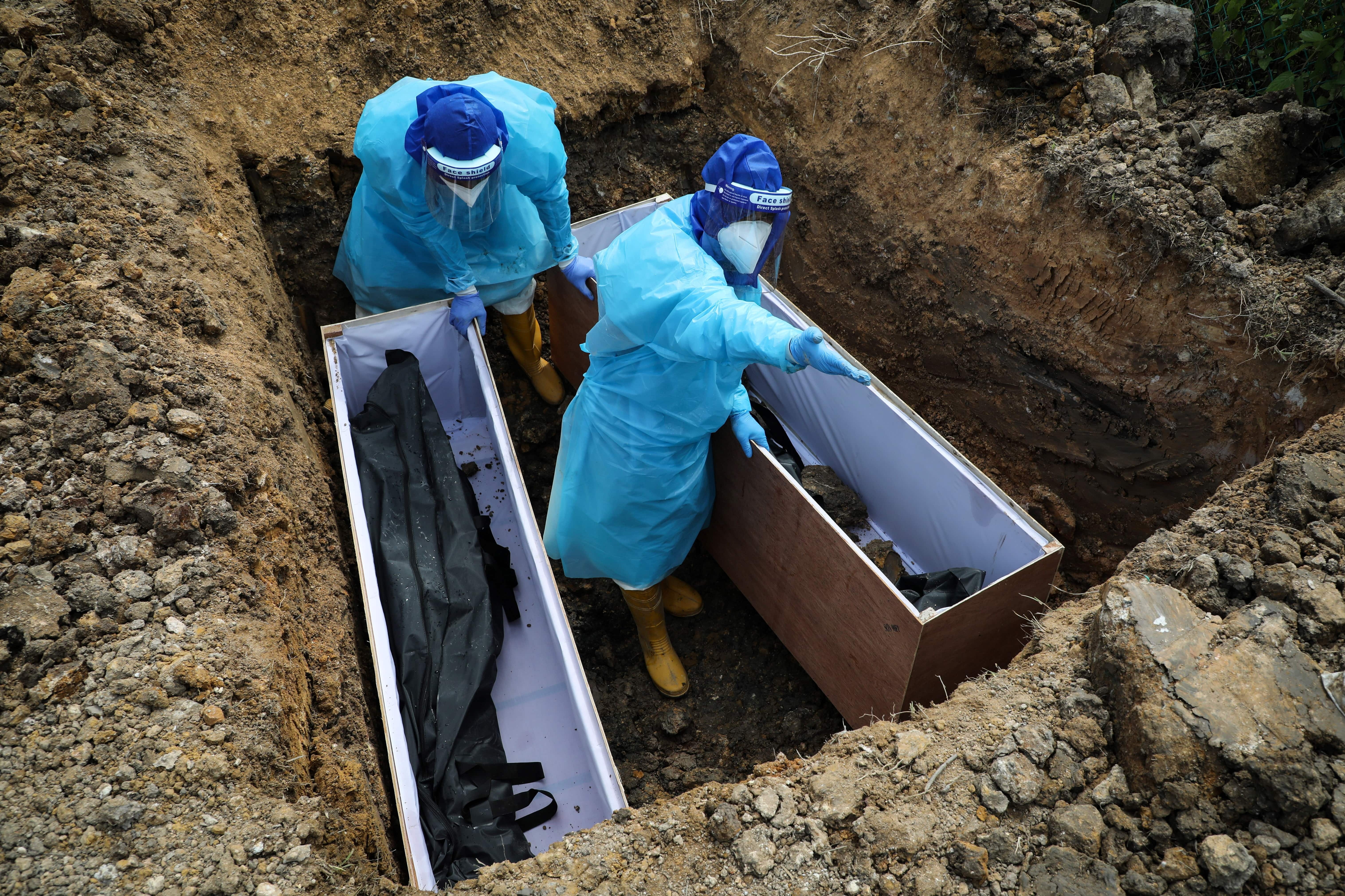 Malaysia vuot moc mot trieu ca mac Covid-19 hinh anh