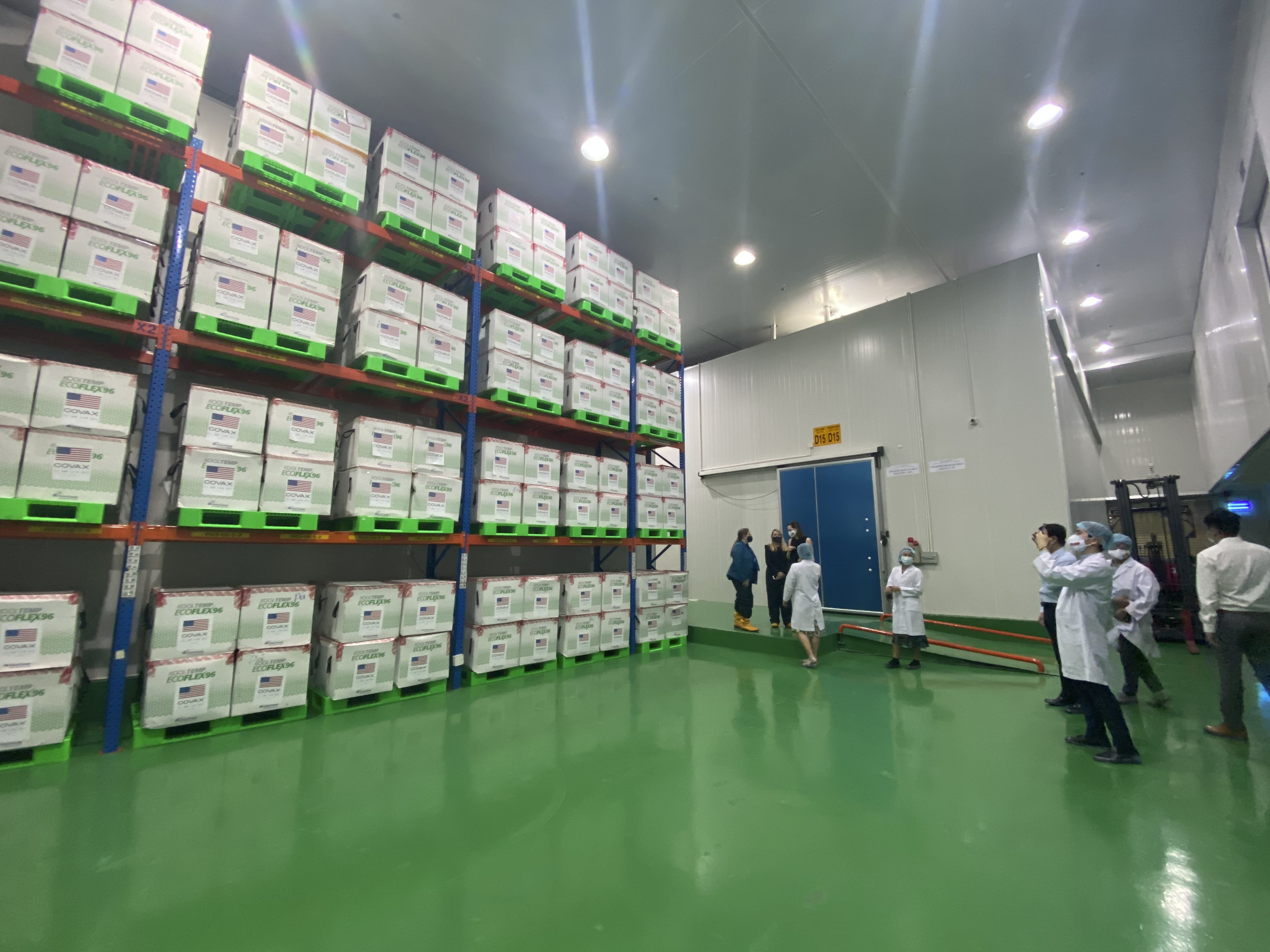 Ben trong kho vaccine Moderna tai TP.HCM hinh anh