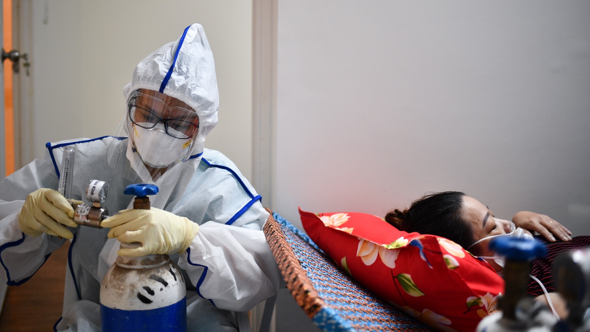 tiem vaccine Covid-19 anh 1