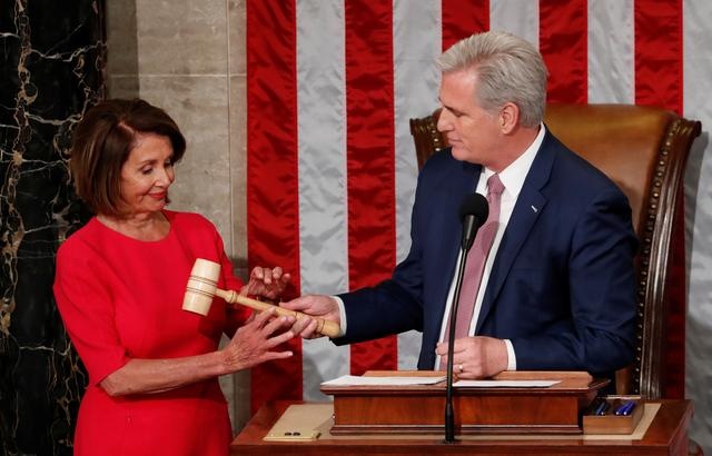 Ong McCarthy gay phan no vi noi dua se dung bua danh ba Pelosi hinh anh