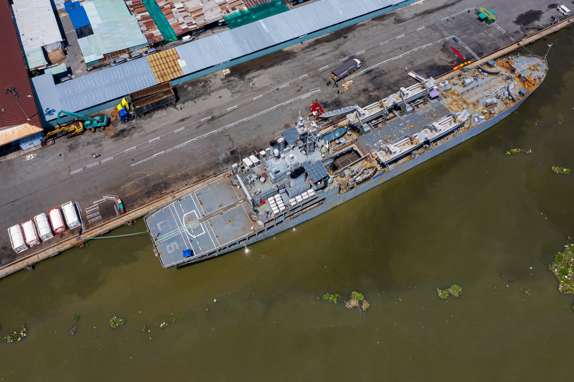 Le tiep nhan 300 may tho va 100 tan oxy y te tu tau chien An Do hinh anh