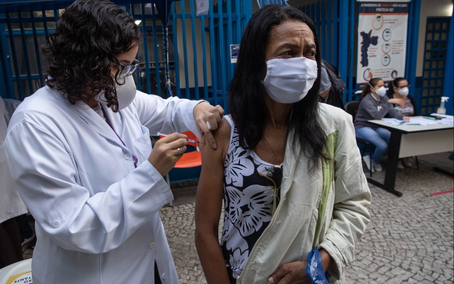 Brazil cho tiem mui vaccine thu 3 du nhieu nguoi chua duoc tiem mui 2 hinh anh