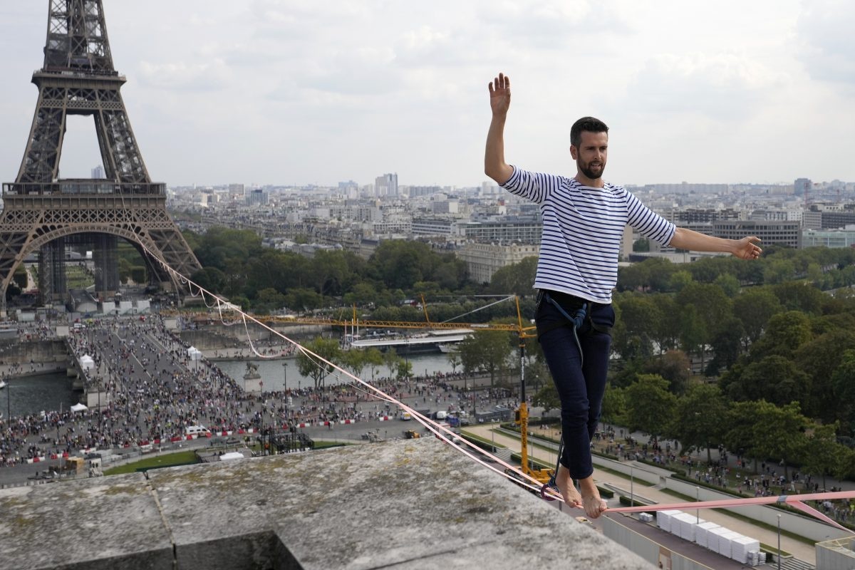 Nguoi dan ong Phap di tren day bang qua song Seine hinh anh