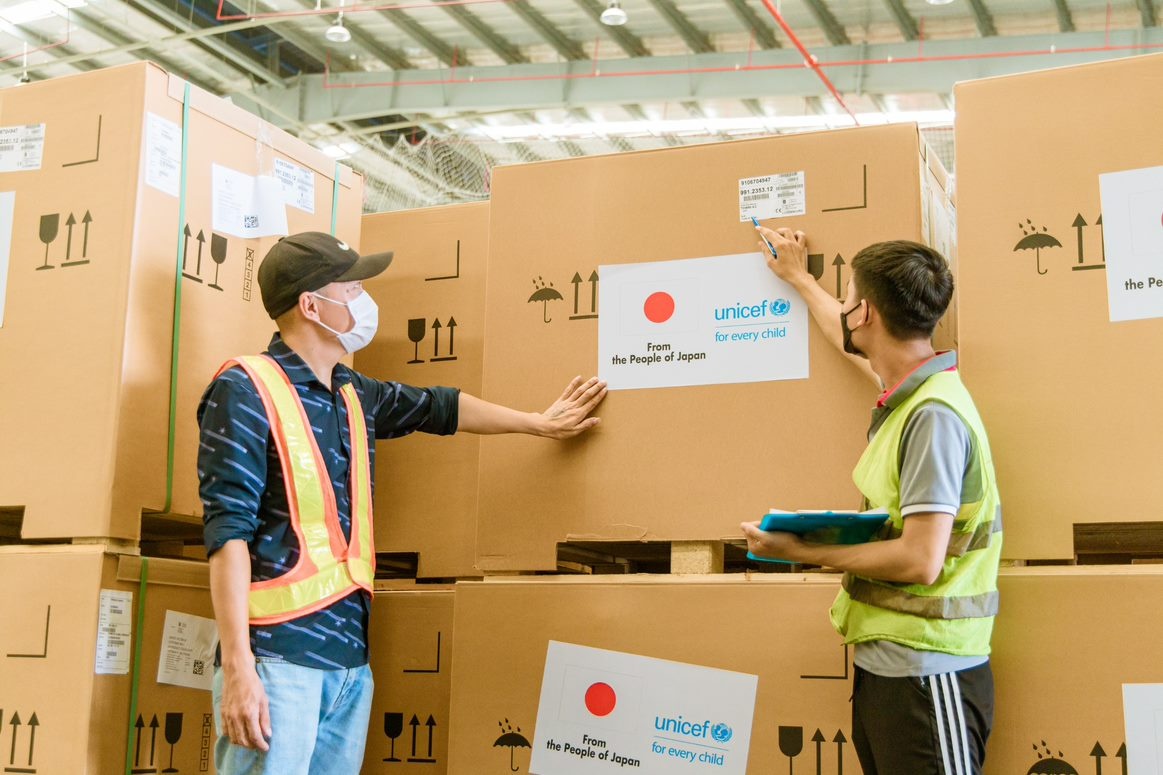 Viet Nam nhan 300 tu lanh bao quan vaccine do Nhat tai tro hinh anh