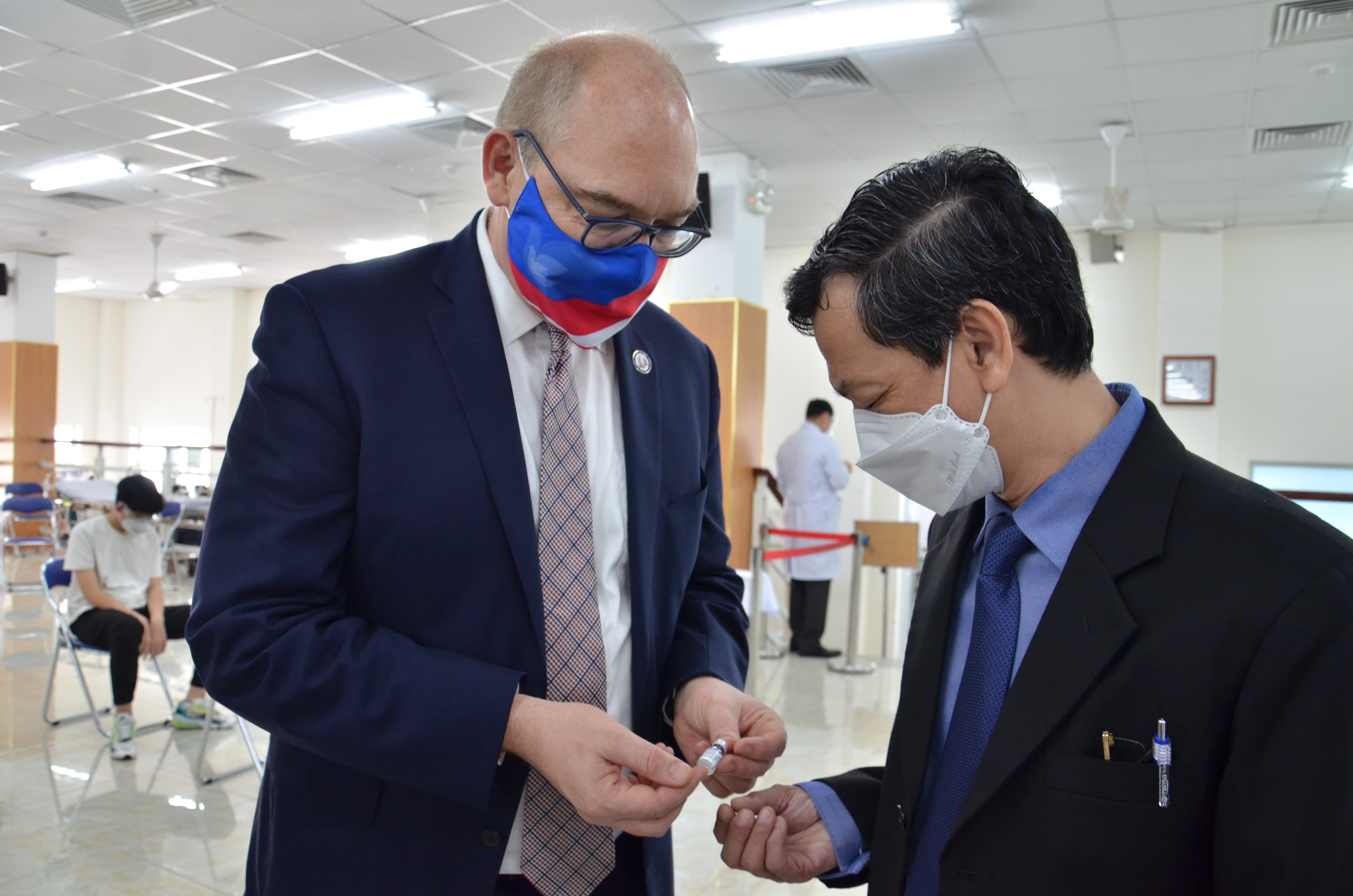 My se tiep tuc van dong de co them vaccine cho Viet Nam hinh anh