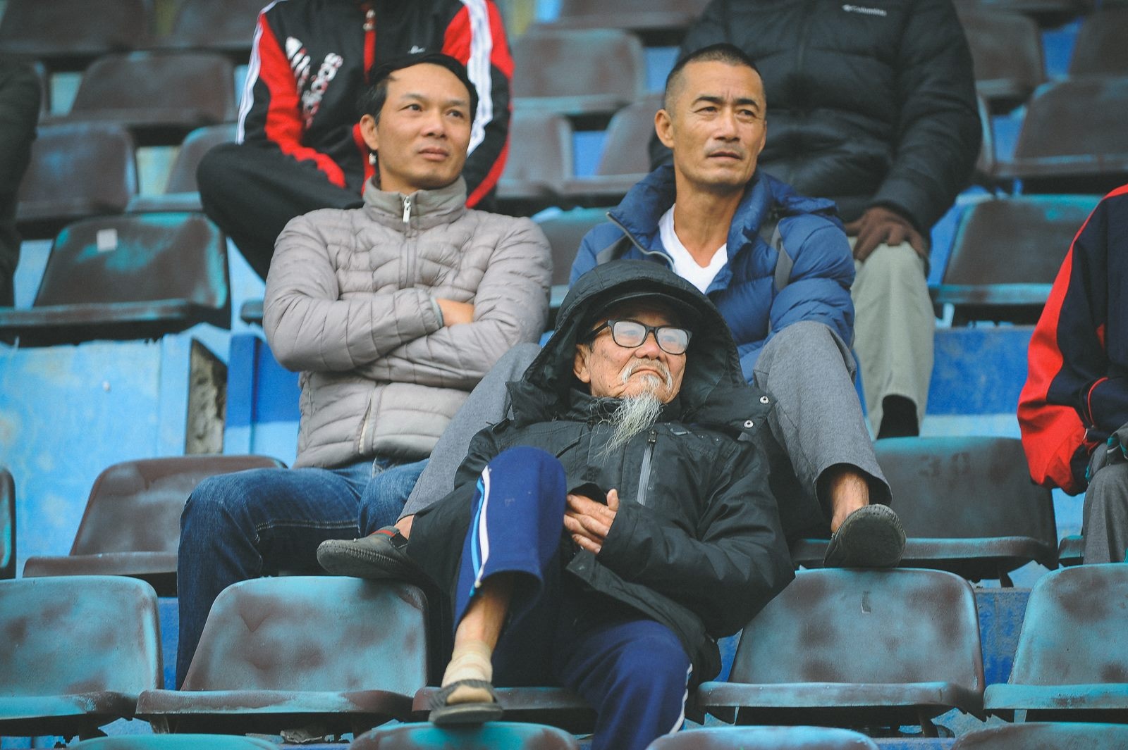 20 CDV di xem tran dau o giai vo dich bong da nu hinh anh