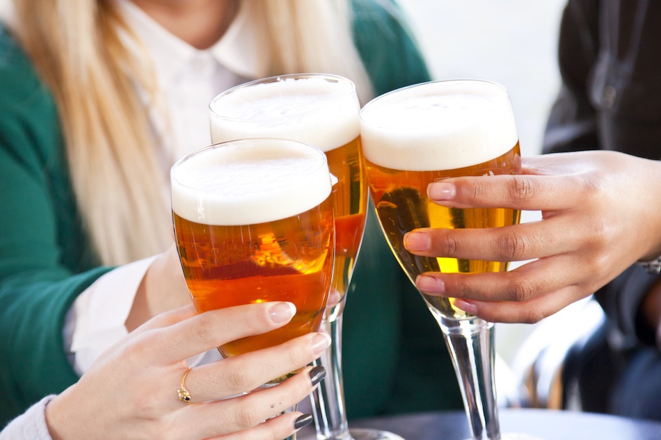 Uong it bia van co the gay hai cho nao hinh anh