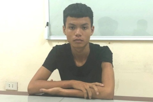 Nam thanh nien dung tien trom cap de mua dien thoai tang ban gai hinh anh