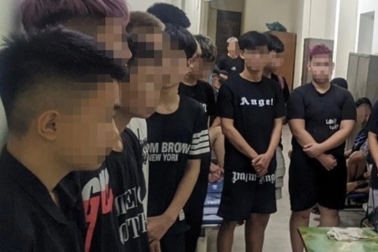 17 thanh nien nem chai thuy tinh, lao xe vao canh sat hinh su hinh anh