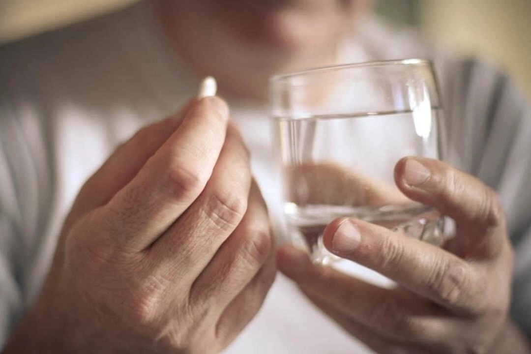 Ly do chung ta nen nam nghieng ben phai khi uong thuoc hinh anh