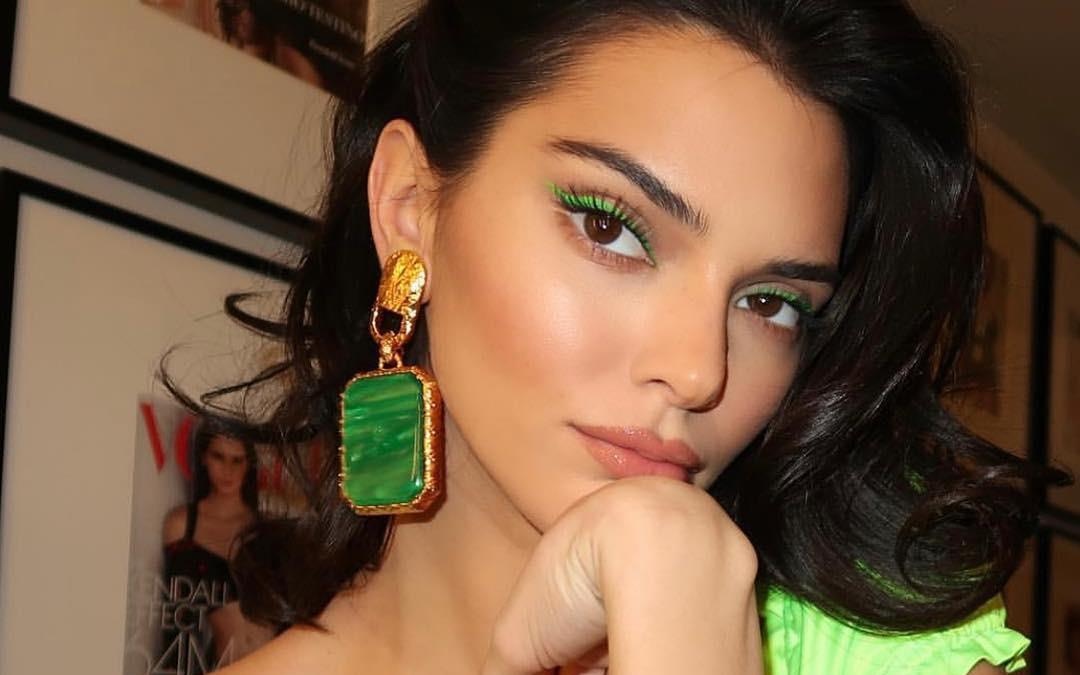 Xu huong lam dep voi mau neon cua sao Hollywood trong nam 2019 hinh anh