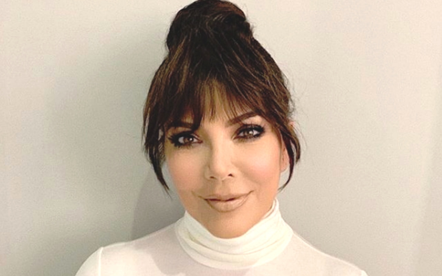 Ngac nhien voi hinh anh me cua Kim Kardashian qua tre o tuoi 63 hinh anh