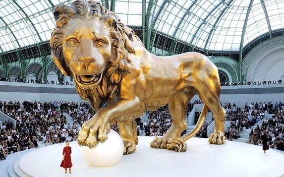 Dam minh trong show dien de doi cua Chanel duoi thoi Karl Lagerfeld hinh anh