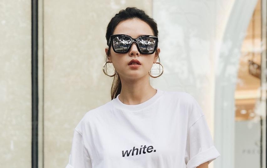 Sanh dieu hon voi 5 cach dien ao thun trang cho phai dep hinh anh