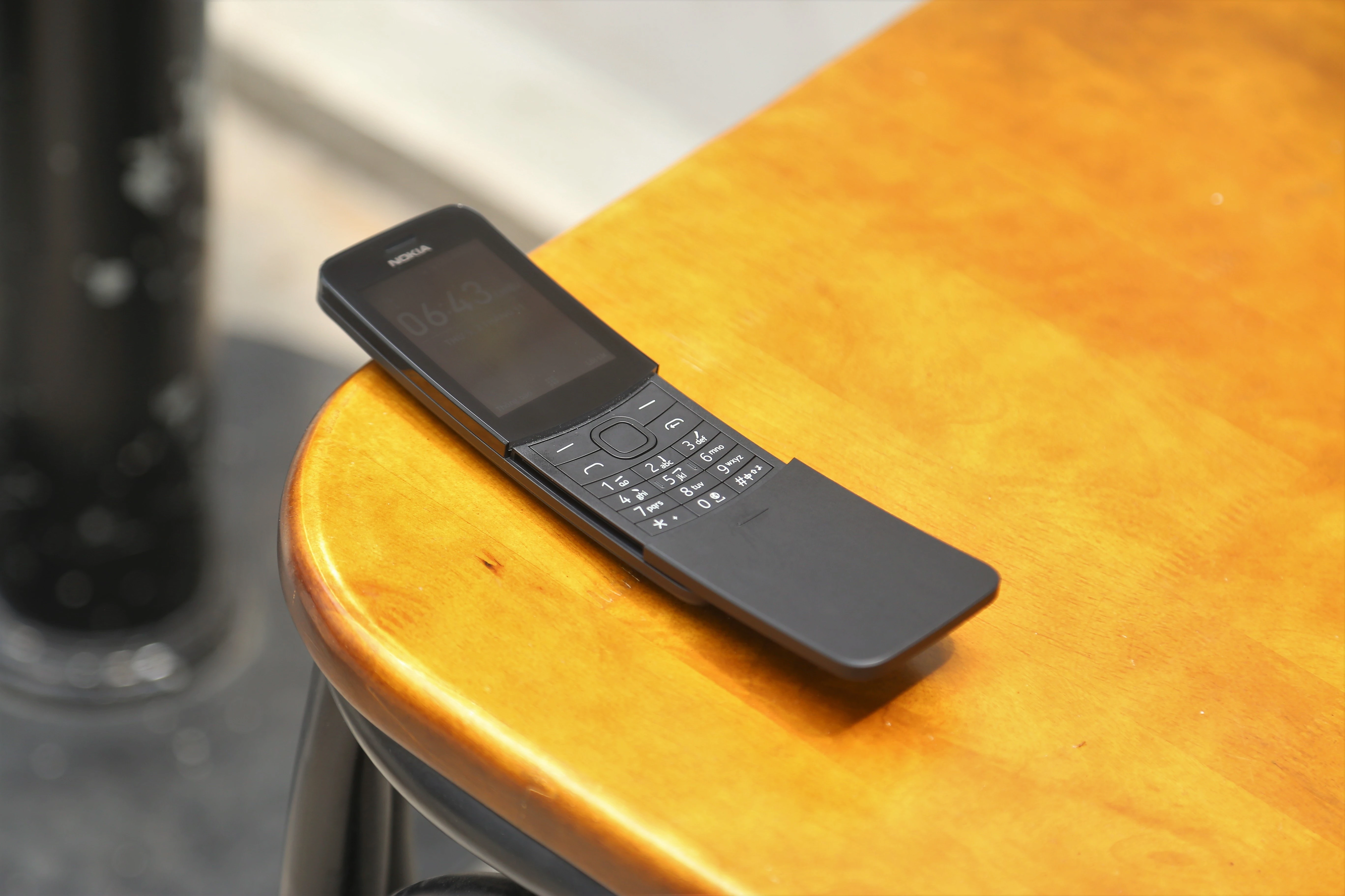 Trai nghiem nhanh 'qua chuoi' Nokia 8110 hinh anh