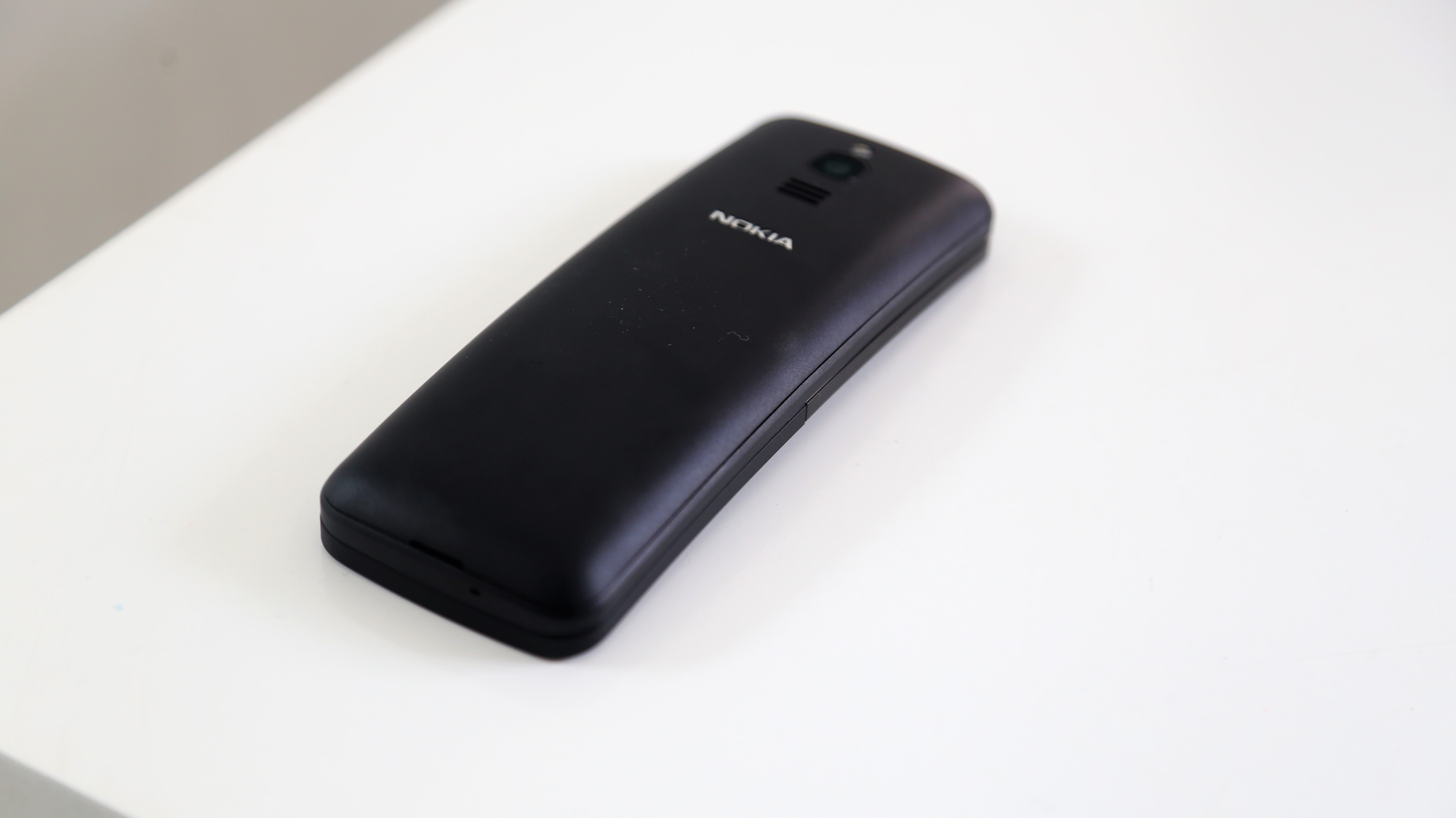 mo hop Nokia 8110 anh 2