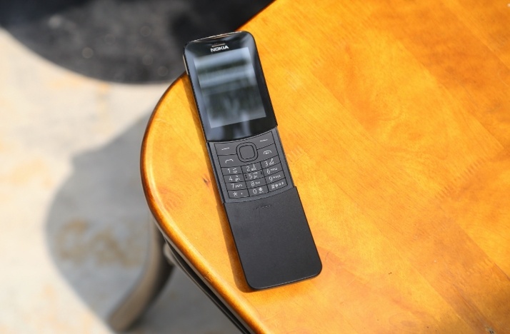 Trai nghiem nhanh 'qua chuoi' Nokia 8110 vua ve VN hinh anh