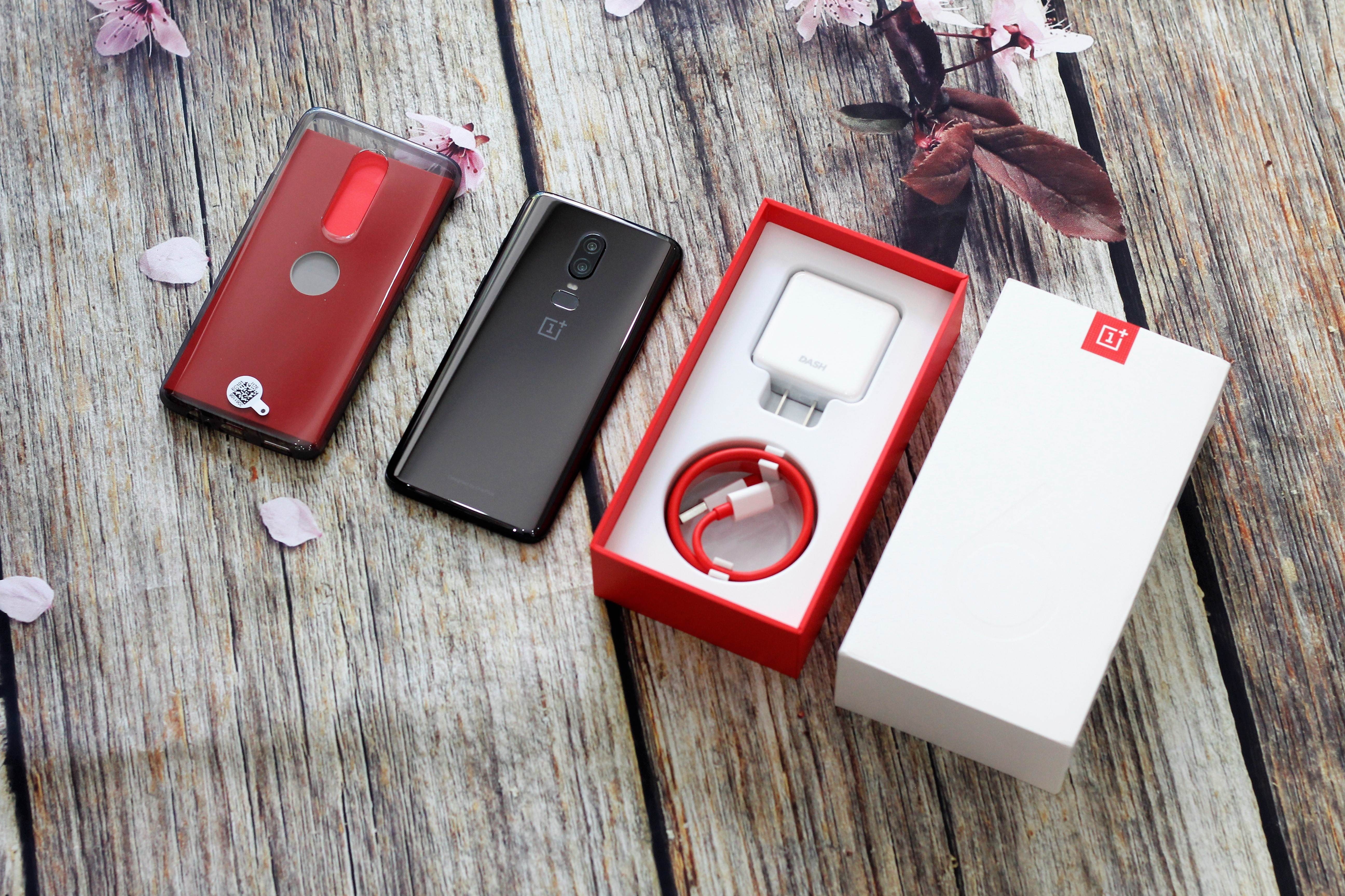 Mo hop va trai nghiem OnePlus 6 anh 1