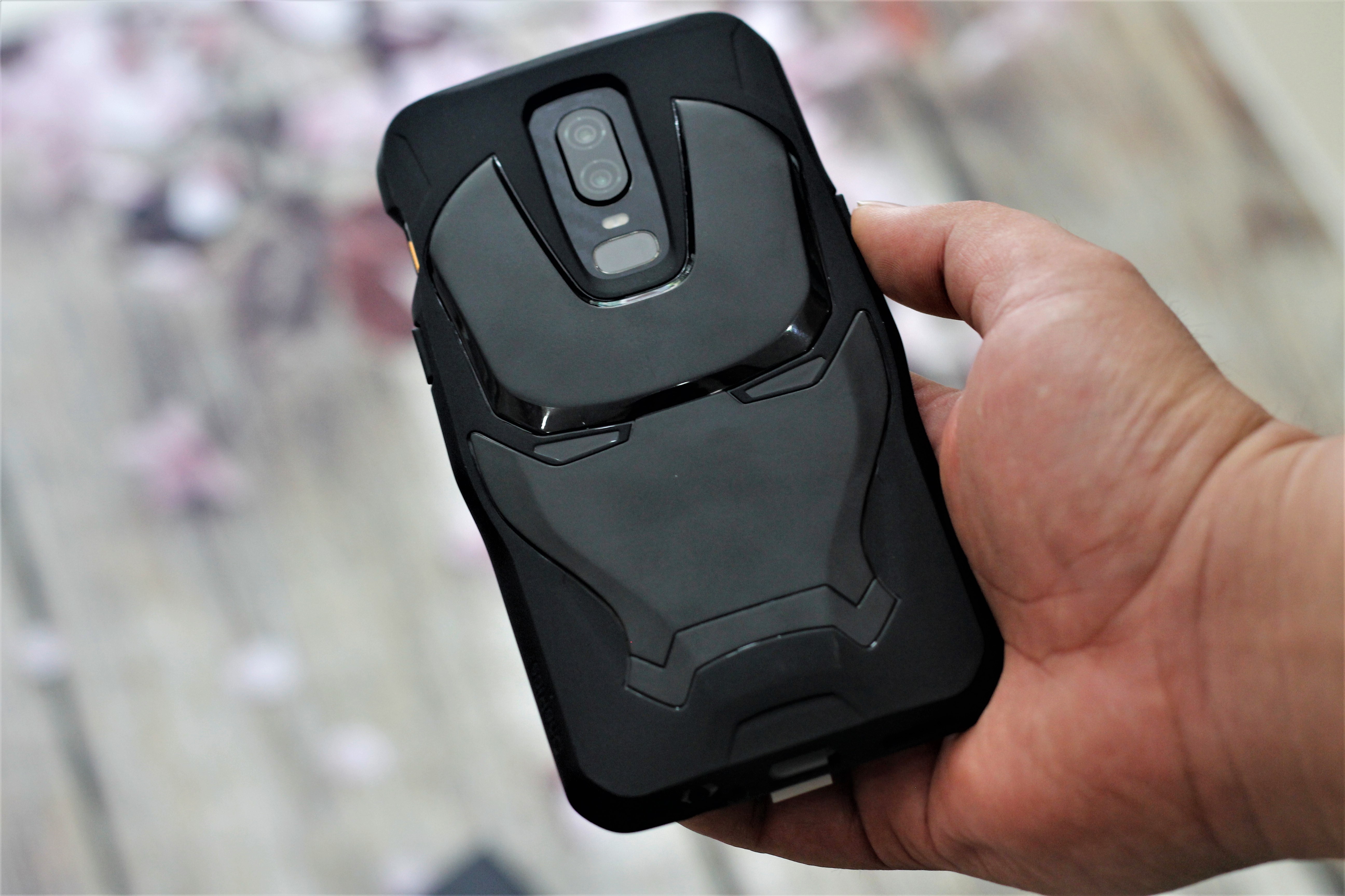 Anh OnePlus 6 phien ban Avengers anh 3