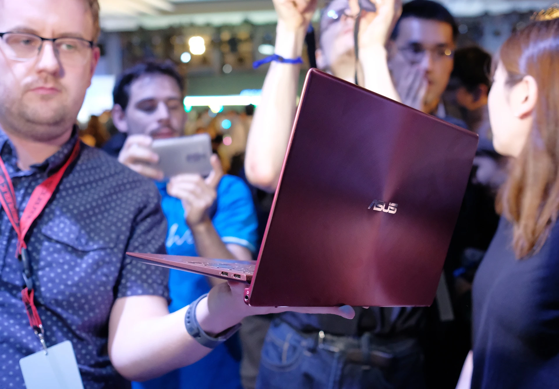 Asus gioi thieu laptop 2 man hinh anh 11