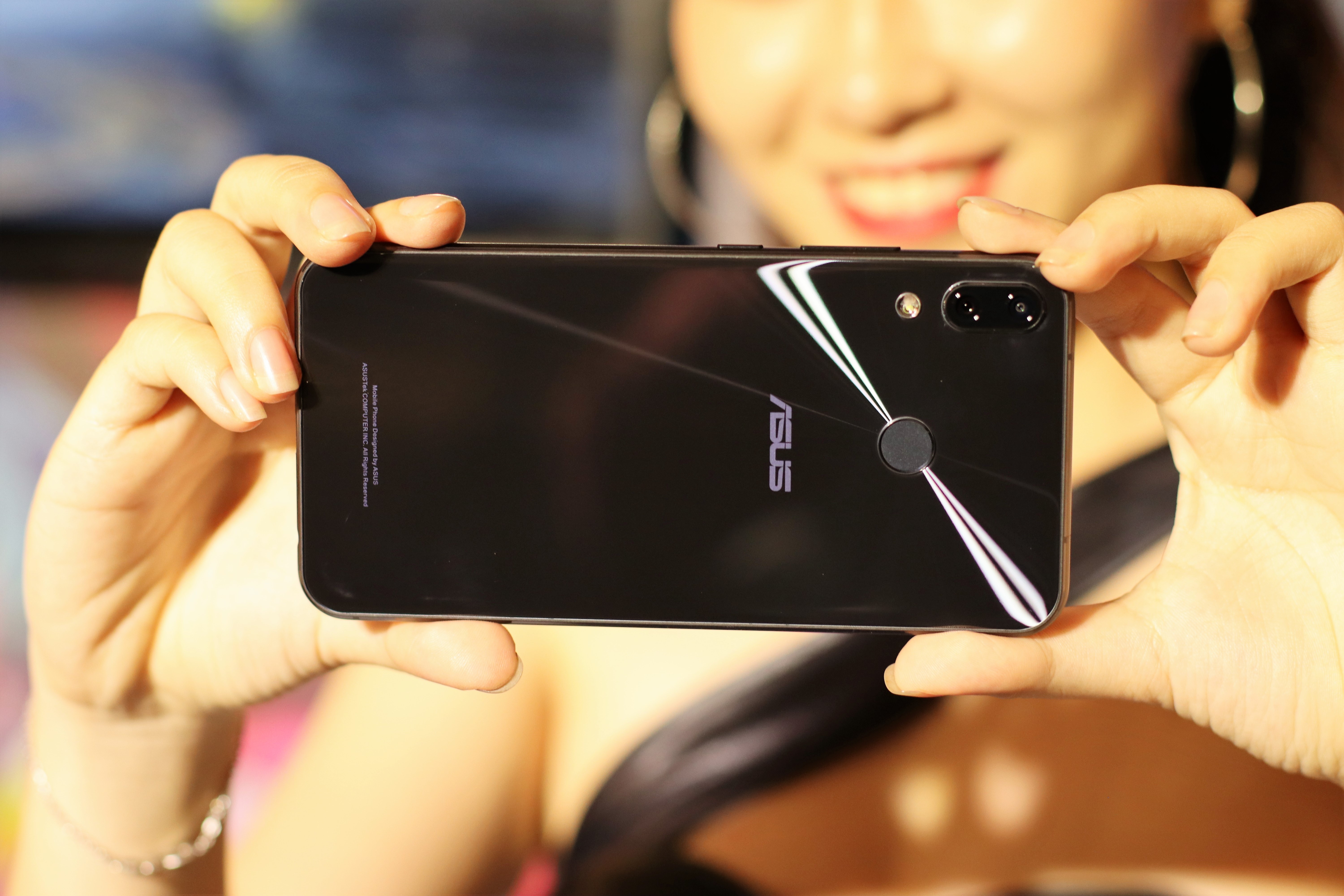 Asus ban Zenfone 5Z giong iPhone X gia 12,5 trieu tai VN hinh anh