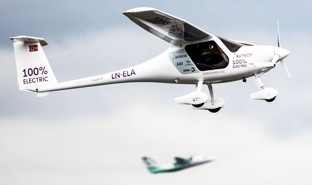 May bay dien dau tien tren the gioi da co the cat canh hinh anh